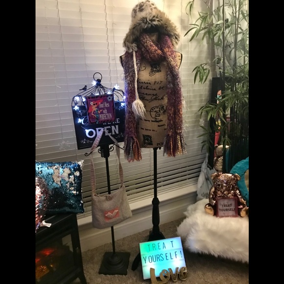 Unique bag and accessories (Hat, scarve, & purse) - Picture 11 of 12